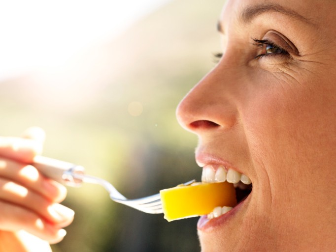 Comme les maladies de gencives sont la principale cause de perte des dents chez l’adulte, l’alimentation est également importante!