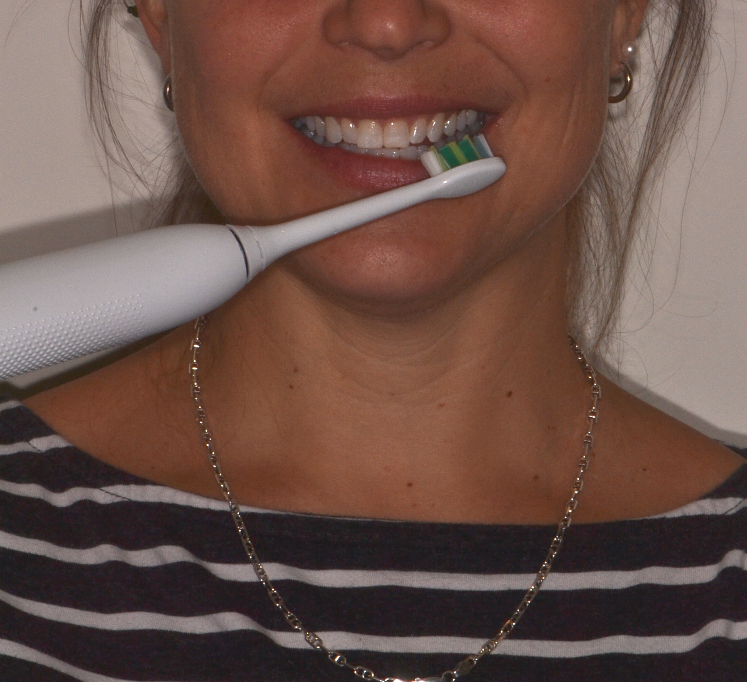 La brosse à dents électrique : les modèles rotatifs, qui se caractérisent par le mouvement rotatif d’une petite tête ronde qui épouse et nettoie la dent.