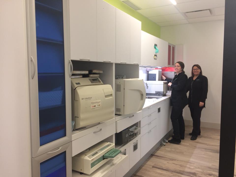 Les hygiénistes dans laboratoire de centre dentaire A denté.