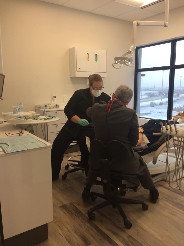 Les docteurs dans la salle de consultation de la clinique Al Denté.