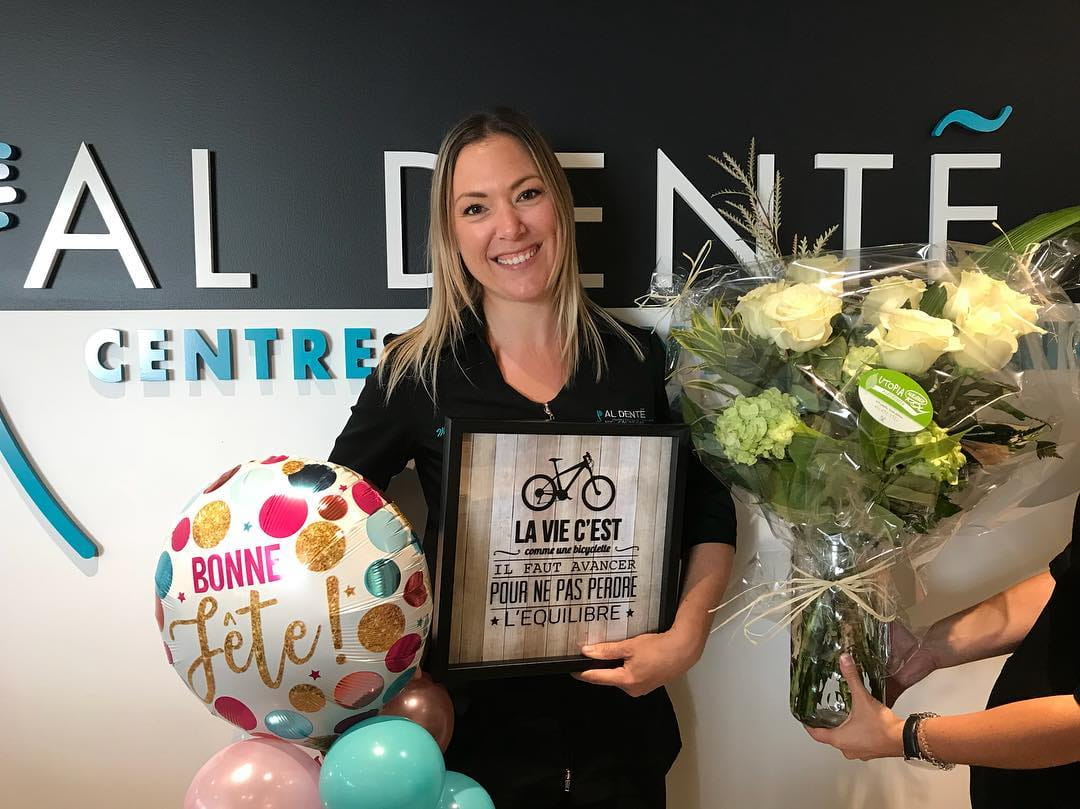 Sourire d'une employé lors de son anniversaire au Centre de Santé Dentaire Al Dente